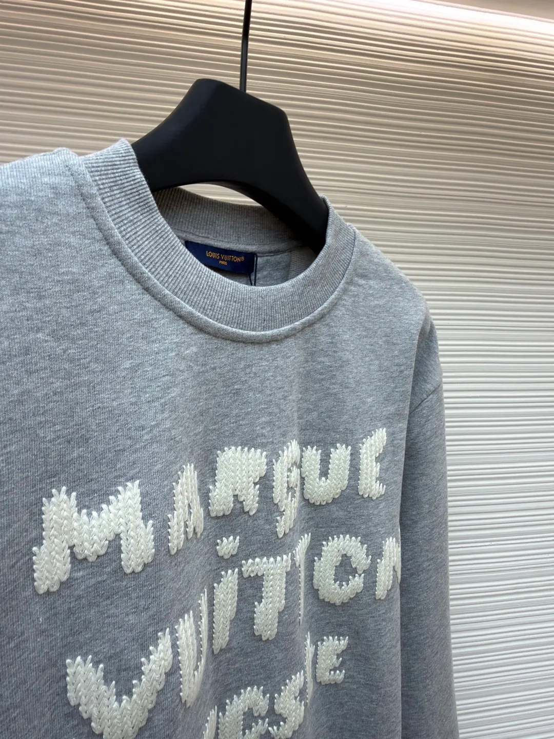 LOUIS VUITTON embroidered hook-and-loop letter sweatshirt ●Authentic product: 11300 purchased and developed ●Item number: 1680685-A85 ●Fabric: pure cotton fabric ●Technology: embroidered hook-and-loop pattern production ●Version: fitted version ●Weight: about 600 grams ●Size: XS-S-M-L ●Description: Made of customized YB native cotton fabric, soft and breathable, comfortable and stylish to wear. The oversized loose fit is combined with the round neck pullover sweatshirt cut to create a classic casual style. The fabric has been specially treated to maintain the skin-friendly properties of cotton and improve the overall crispness. Thick line embroidery is used on the front and back to present the brand logo. The iconic LV monogram is outlined in fine embroidery on the chest, while Marque L.Vuitton Déposée is fully embroidered on the back. The embroidery lines are full and three-dimensional, creating a realistic hand-woven visual effect through unique knitting techniques. Every embroidery detail is strictly controlled to ensure that the stitches are even and fine, and the pattern is clear and delicate. The overall wiring is straight and delicate, the fabric is comfortable and soft, and the color is consistent without color difference. It can be matched with the same style to create a fashionable look and control various occasions. Customized accessories, complete with three standards, same style for men and women!